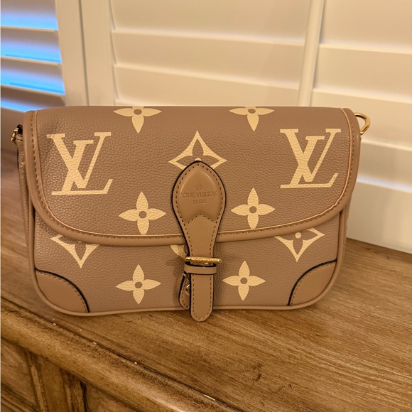Purse - Picture 1 of 3